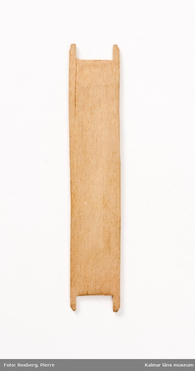 KLM 44424:58. Garnskyttel av trä. Mått: längd 8 cm. Troligen för bildvävnad.