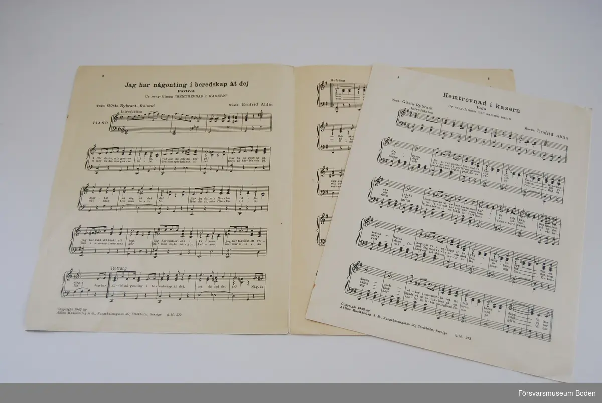 Häfte innehållande pianonoter till melodierna "Jag har någonting i beredskap åt dig - Foxtrot" och "Hemtrevnad i kasern - Vals", båda ur filmen Hemtrevnad i kasern som hade premiär 1941. Utgivna av Ahlins musikförlag, Stockholm.