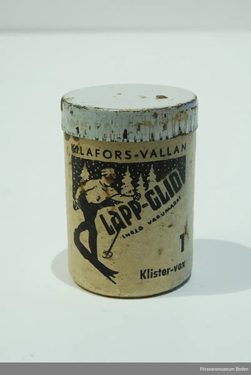 Oanvänd skidvalla baserad på trätjära, förpackad i papphylsa med plåtlock. För våt nysnö och blöt kornsnö. Tillverkad av Svedberg & Co, Kilafors.