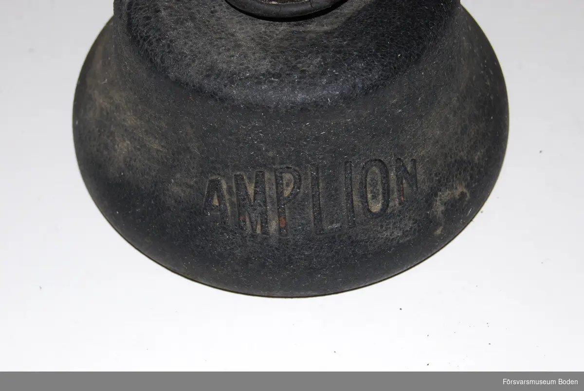 Högtalare från 1920-talet med tratt av aluminium. Sockel och hals (troligen) av järnplåt. Lackerad med svart krymplack förutom trattens insida som har slät lack. Halsen monterad på ljuddosan med skruvgänga.