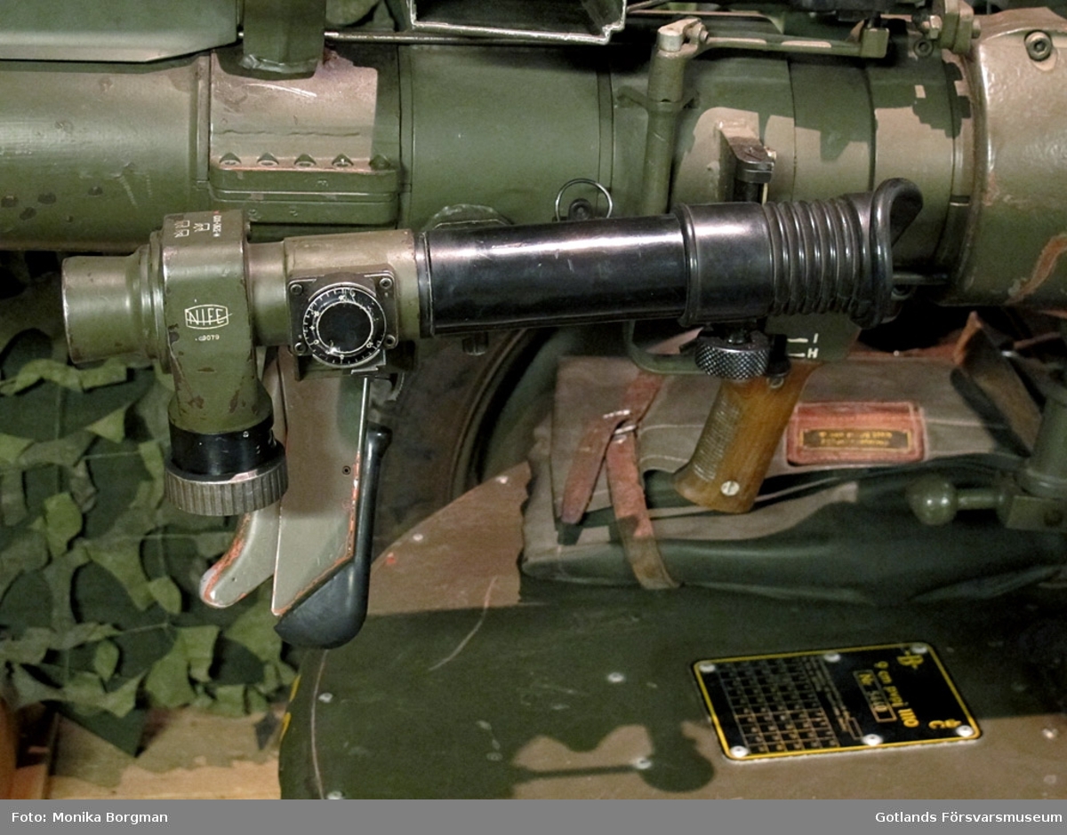 Pansarvärnskanon Bofors m/1110.

Utgångshastighet 700 m/s.
Eldhastighet 6-8 skott/min.


Inklusive inskjutningsvapen.

Magasin 20 skott.