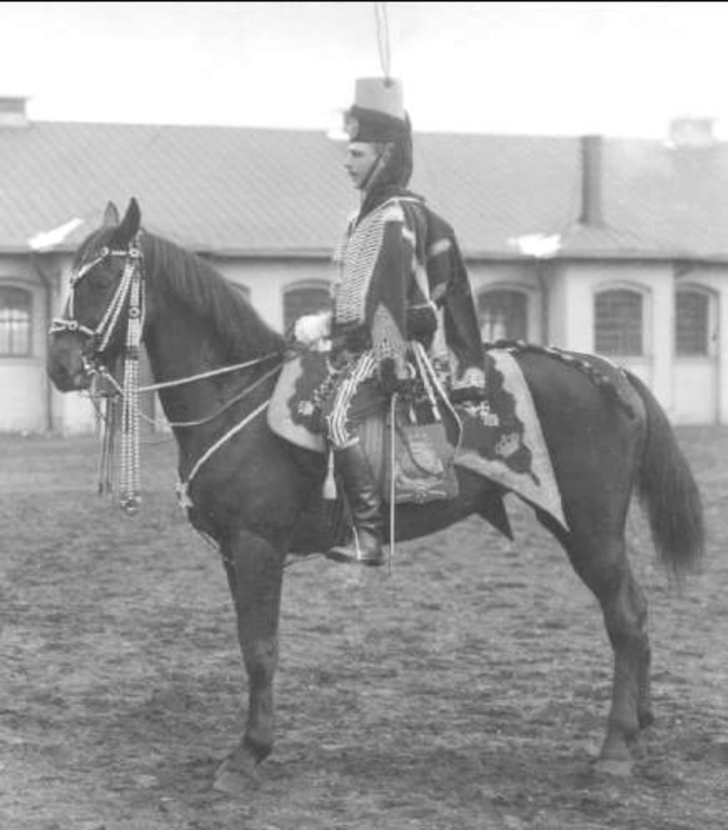 Löjtnant Harry Hedenstierna i Skövde 1909 klädd i paraduniform.
