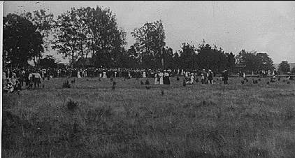 Invigningen av regementets minnessten på Sanna hed den 1 Augusti 1920. Platsen för högtidligheten från sydväst.