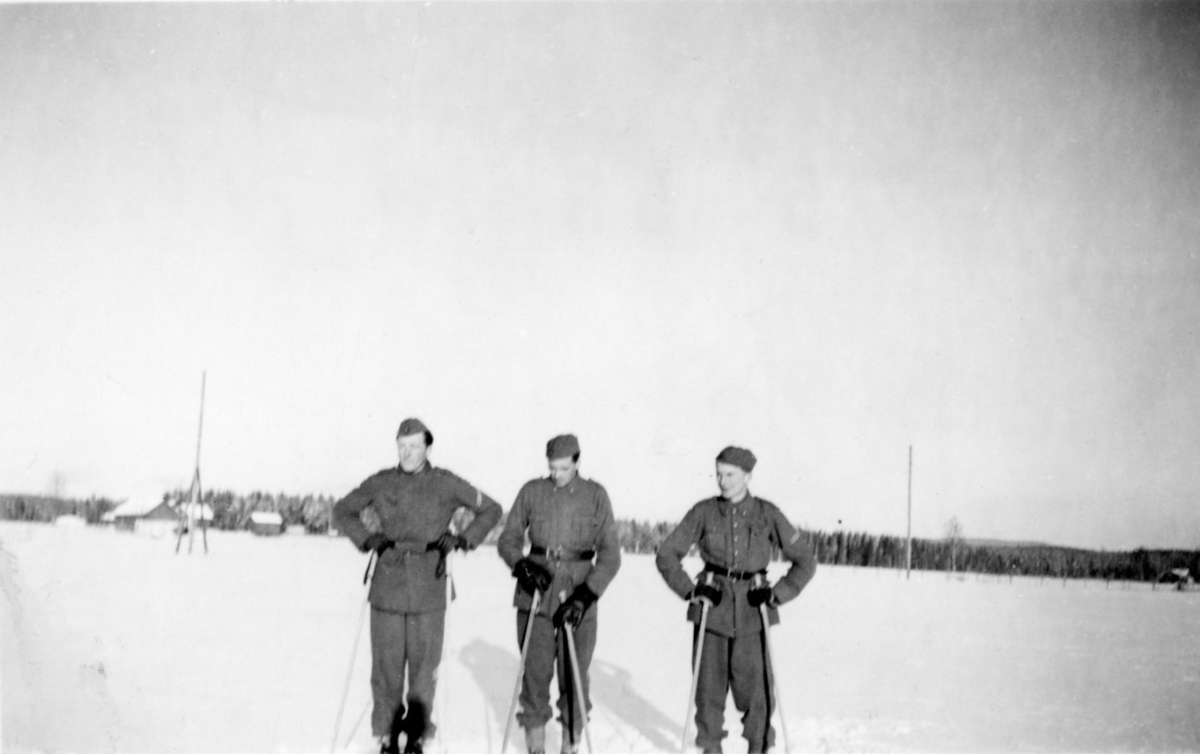 Underbefäl på skidor, A 6. Längst till höger: Sven Björkman.