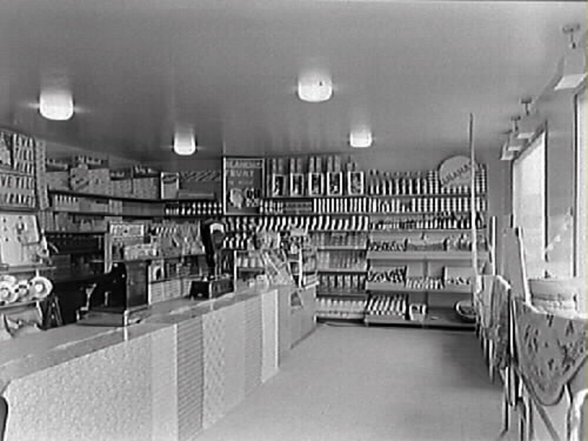 Affärsinteriör från Kooperativa AB. Butiken låg i hörnet Borgmästaregatan-Östra Långgatan. 1940-tal.