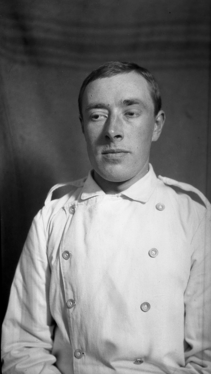 Sigurd Røisli - Selvportrett litt før 1920.