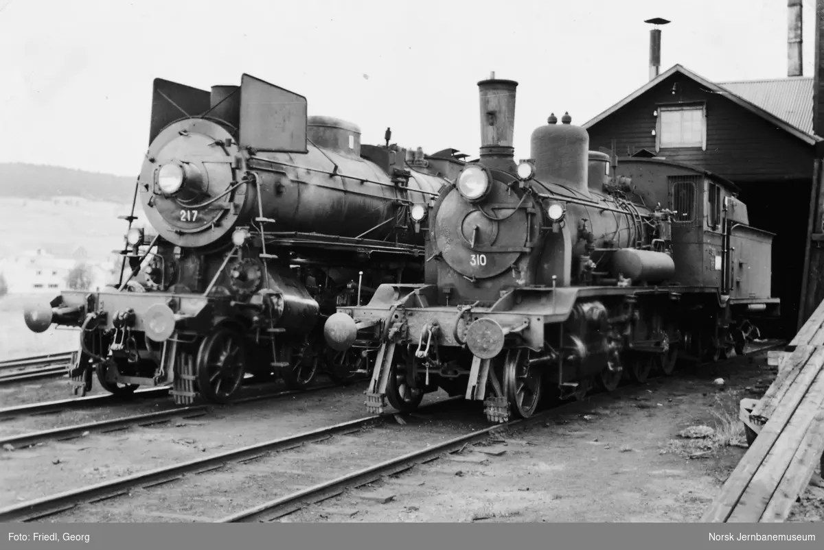 Damplokomotiv type 18c nr. 310 og 26a nr. 217 på Tynset stasjon