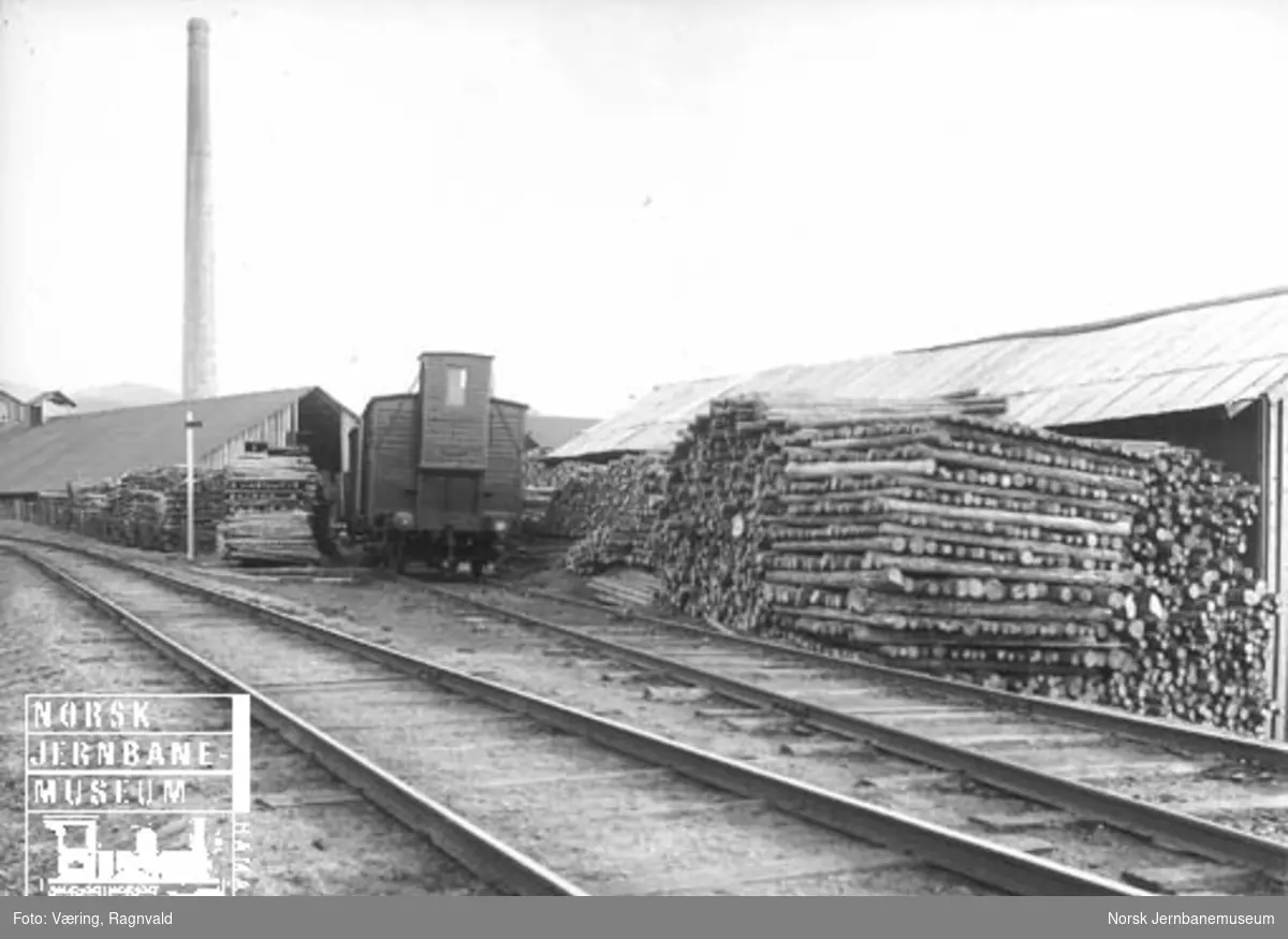 Nygård sidespor på Hommelvik med tømmerstabler og en godsvogn på sidesporet