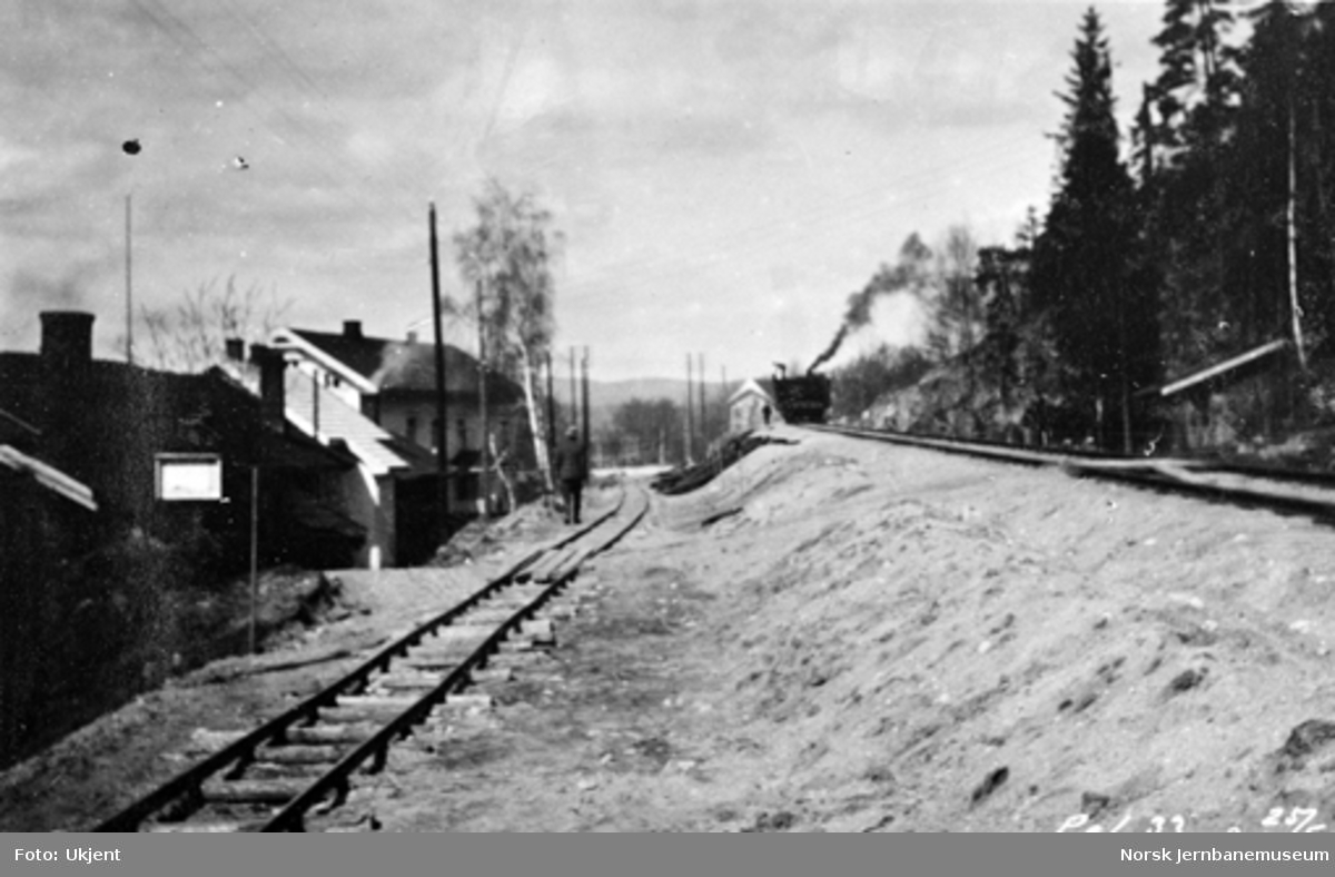 Planert trasé med anleggsspor ut fra Hen stasjon (pæl 33) med Randsfjordbanen til høyre