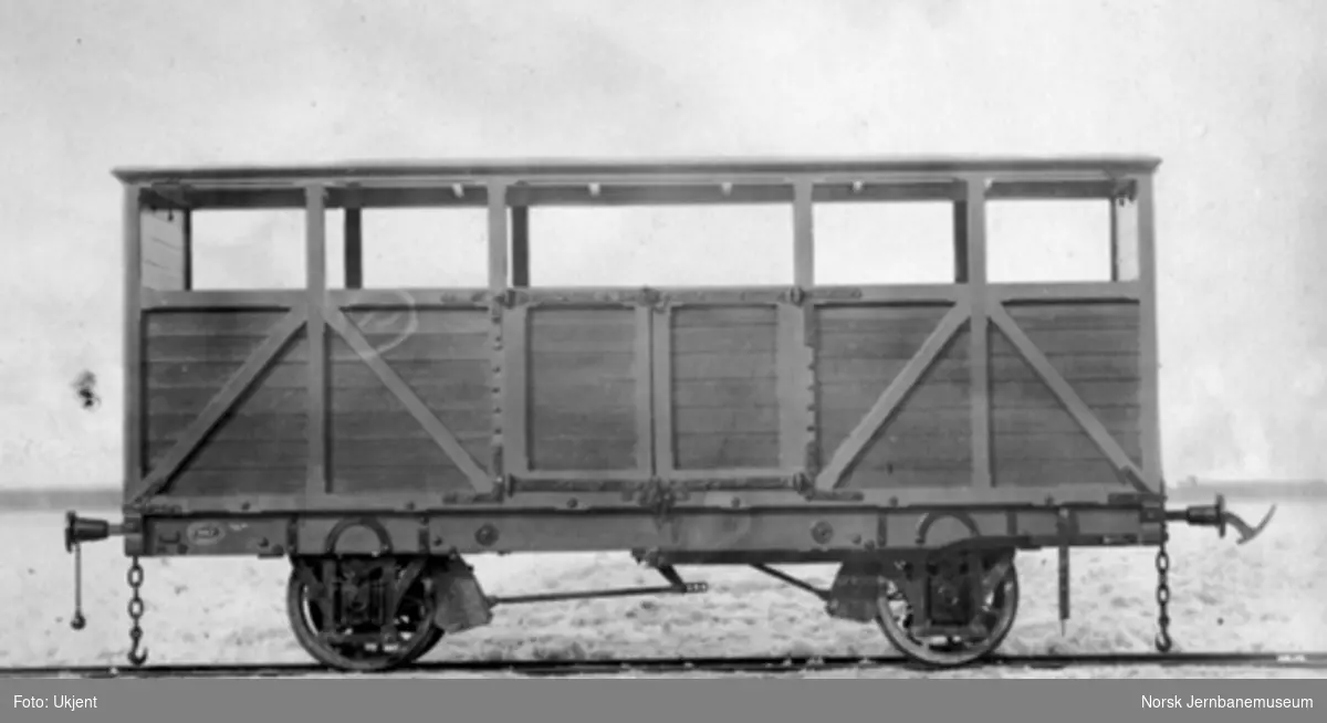 Randsfjordbanens halvåpen vogn (dekket vogn) nr. 467