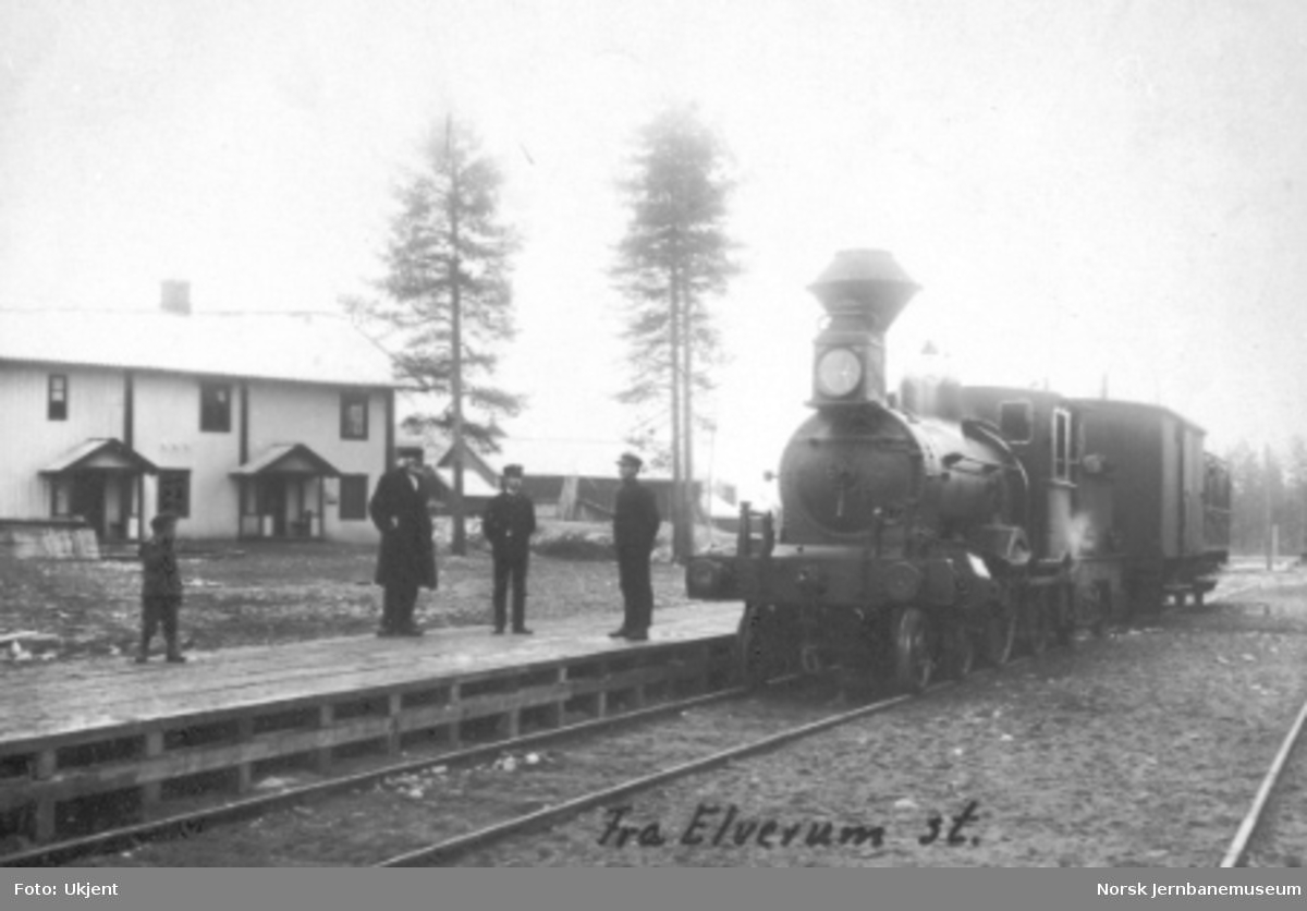 Damplokomotiv type 9a med godsvogn og karetvogn på Elverum nye stasjon; befaring eller prøvekjøring?