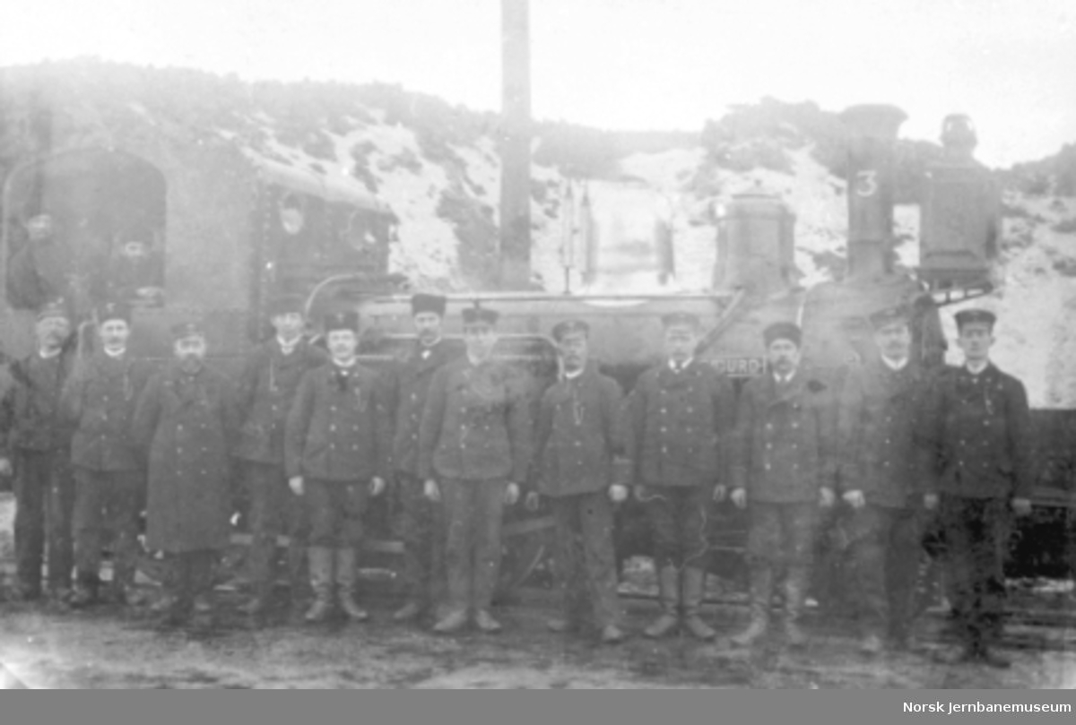 Lokomotivpersonale oppstilt utenfor damplokomotiv type IV nr. 3