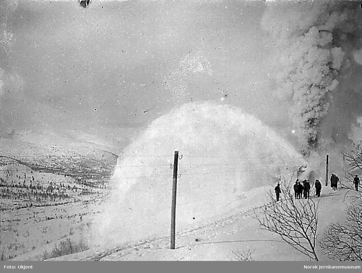Roterende snøplog i arbeid, trolig under brøytingen av banen våren 1908