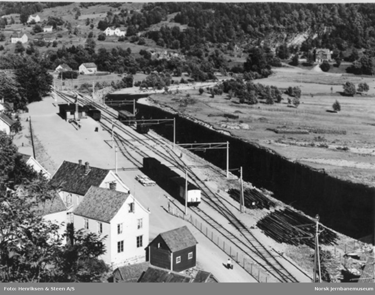 Oversiktsbilde fra Granvin med stasjonen
