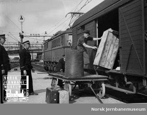 Lasting av stykkgods i lukket godsvogn på Drammen stasjon