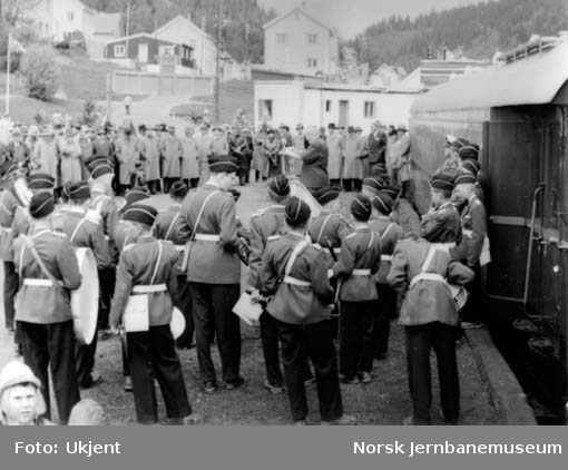 Jubileumstoget besøker Namsos ved jernbanens 100 års-jubileum : Namsos skoles guttemusikk