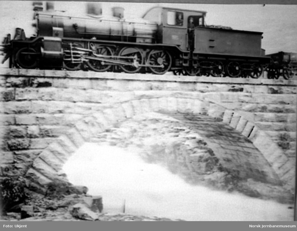 Brattfoss bru med  damplokomotiv type 18b nr. 185