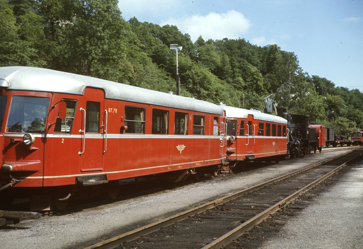 Dieselmotorvogner type 87 nr 78 og 81 og damplok type 21a hensatt i Arendal etter Treungenbanens nedleggelse året før.