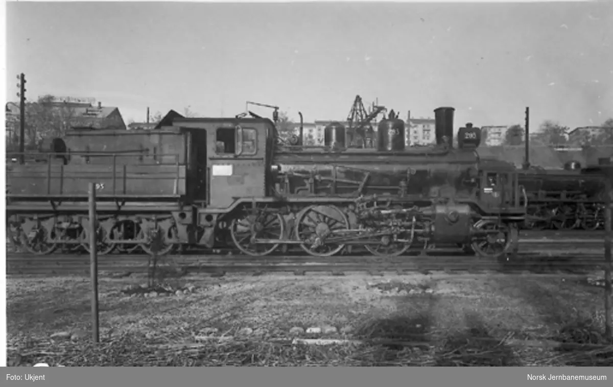 Damplokomotiv type 21b nr. 295 i Lodalen; sett fra siden, med småtogsutrustning