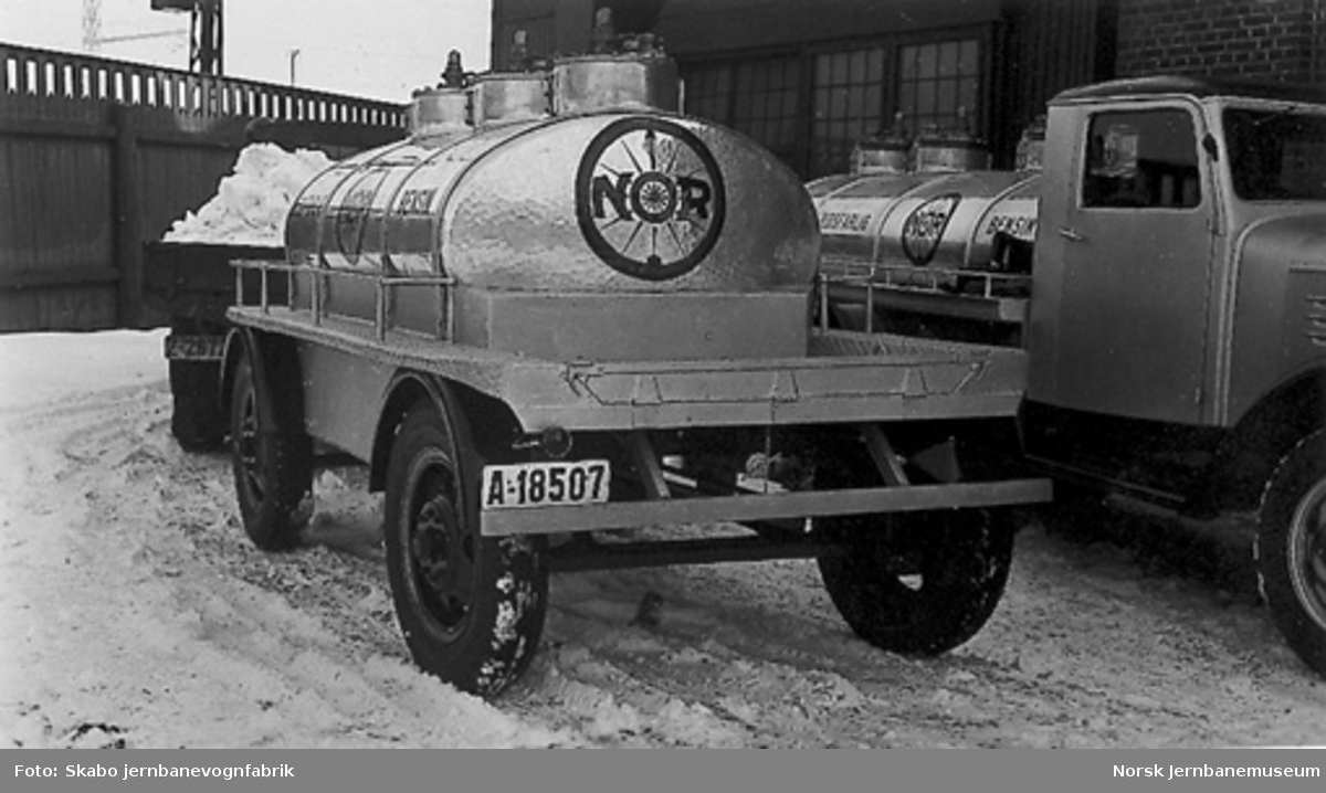 GMC tankbil for NOR-bensin, A-18506 med tilhenger A-18507