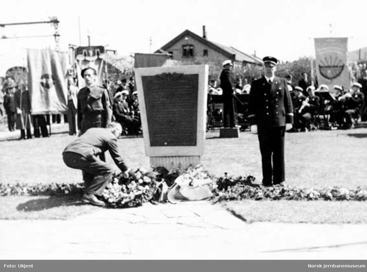 Avduking av minnetavle over falne NSB-ansatte i Drammen distrikt under 2. verdenskrig