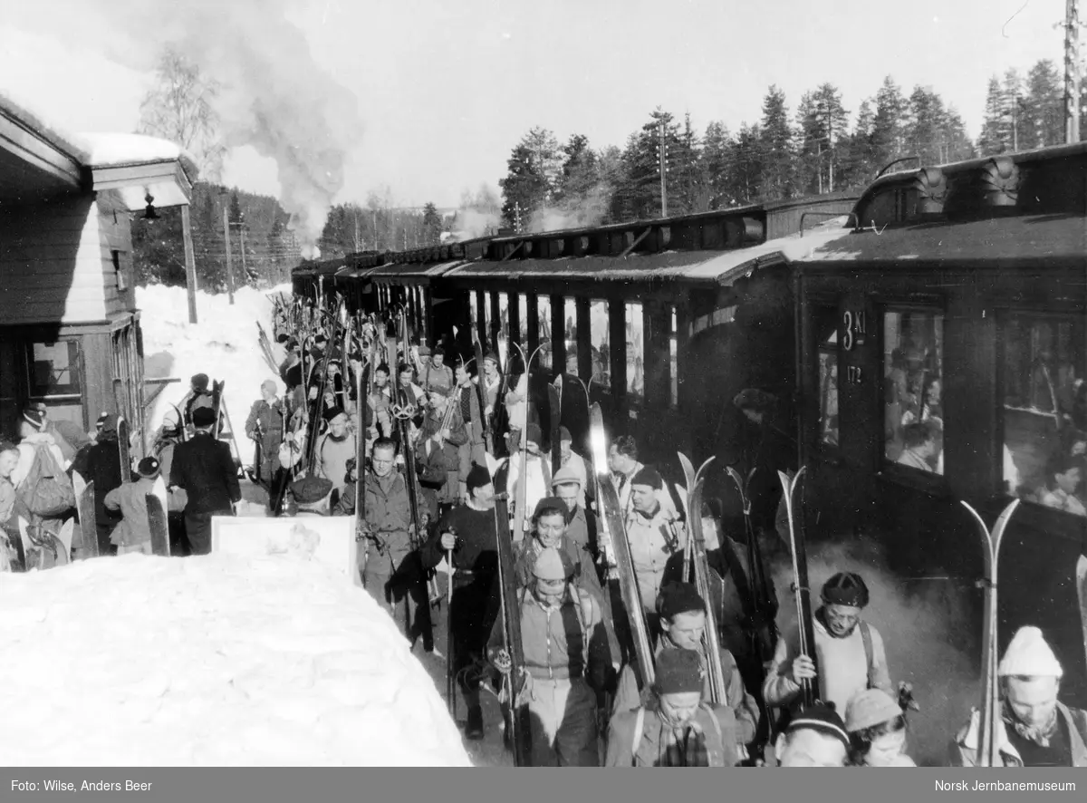 Persontog ankommet Stryken stasjon med skiturister