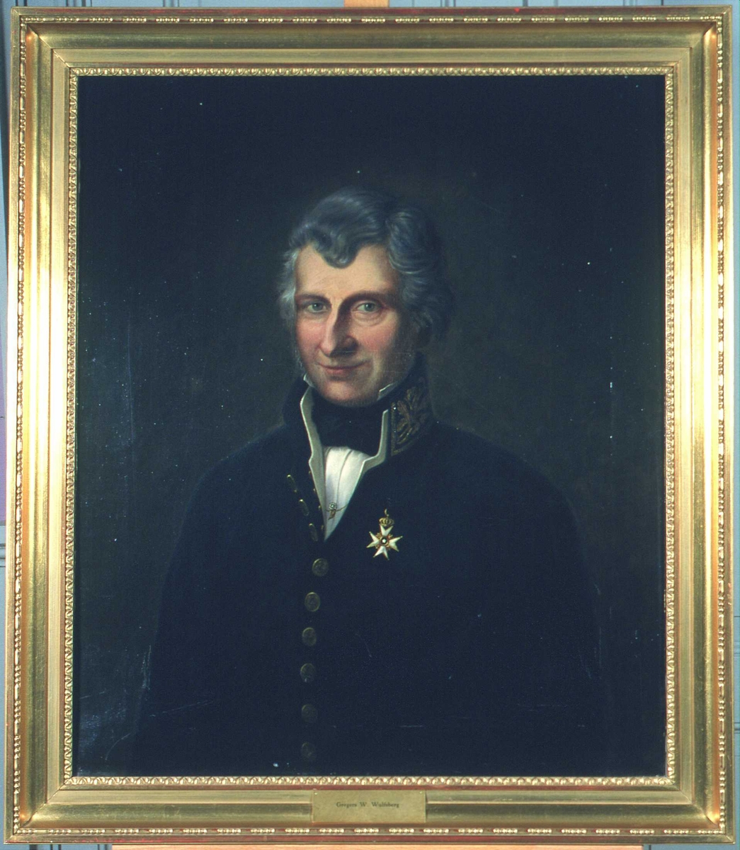 Portrett av Wulfsberg. Grått hår, mørk uniform. Amtmannsuniform etter 1815. Orden festet på brystet.