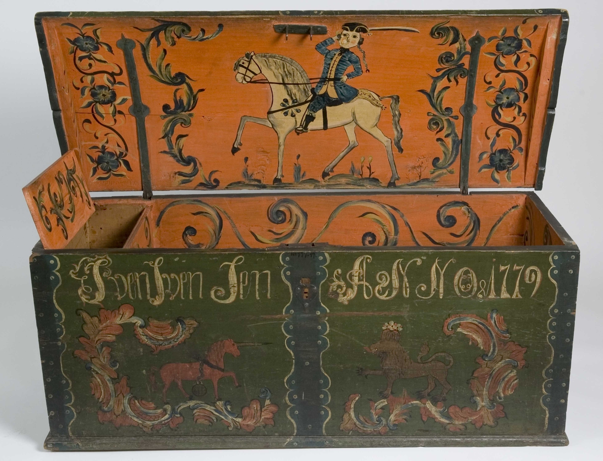 Kiste med svakt buet lokk og påmalte figurer og rokokkoornamentikk.
