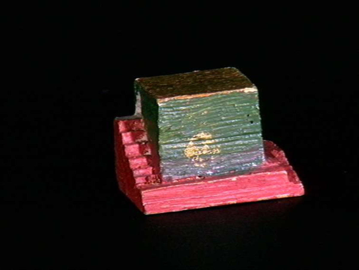 Sett med ca 200 leketøyhus laget av tre i forskjellige former og farger.