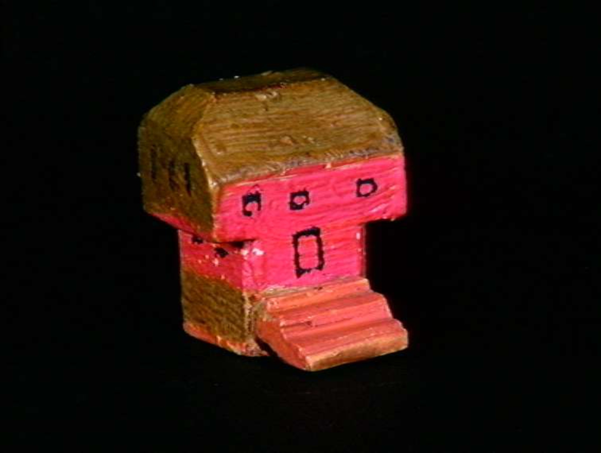 Sett med ca 200 leketøyhus laget av tre i forskjellige former og farger.