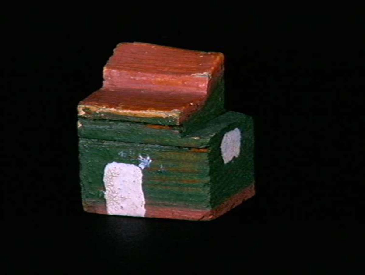 Sett med ca 200 leketøyhus laget av tre i forskjellige former og farger.