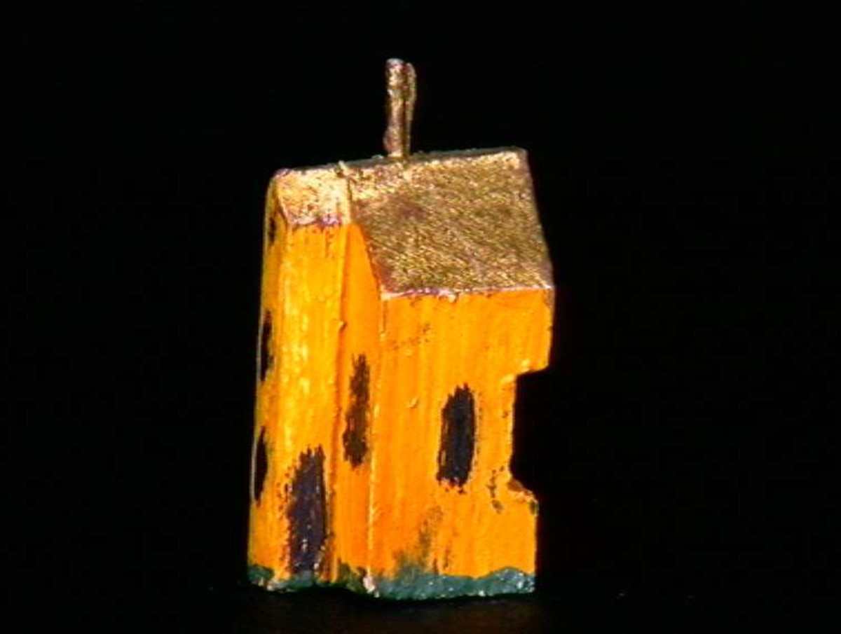 Sett med ca 200 leketøyhus laget av tre i forskjellige former og farger.