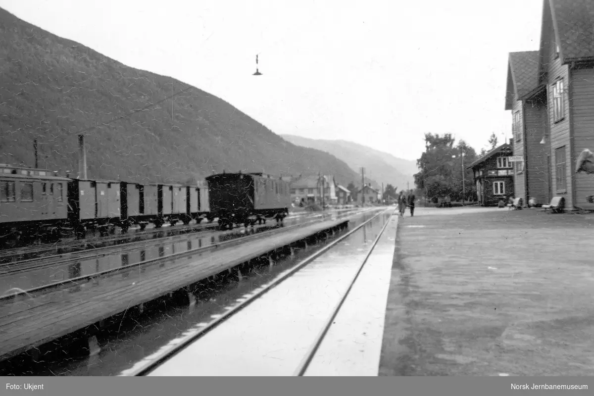 Flommen i 1938 : Otta stasjon med vann på stasjonstomta