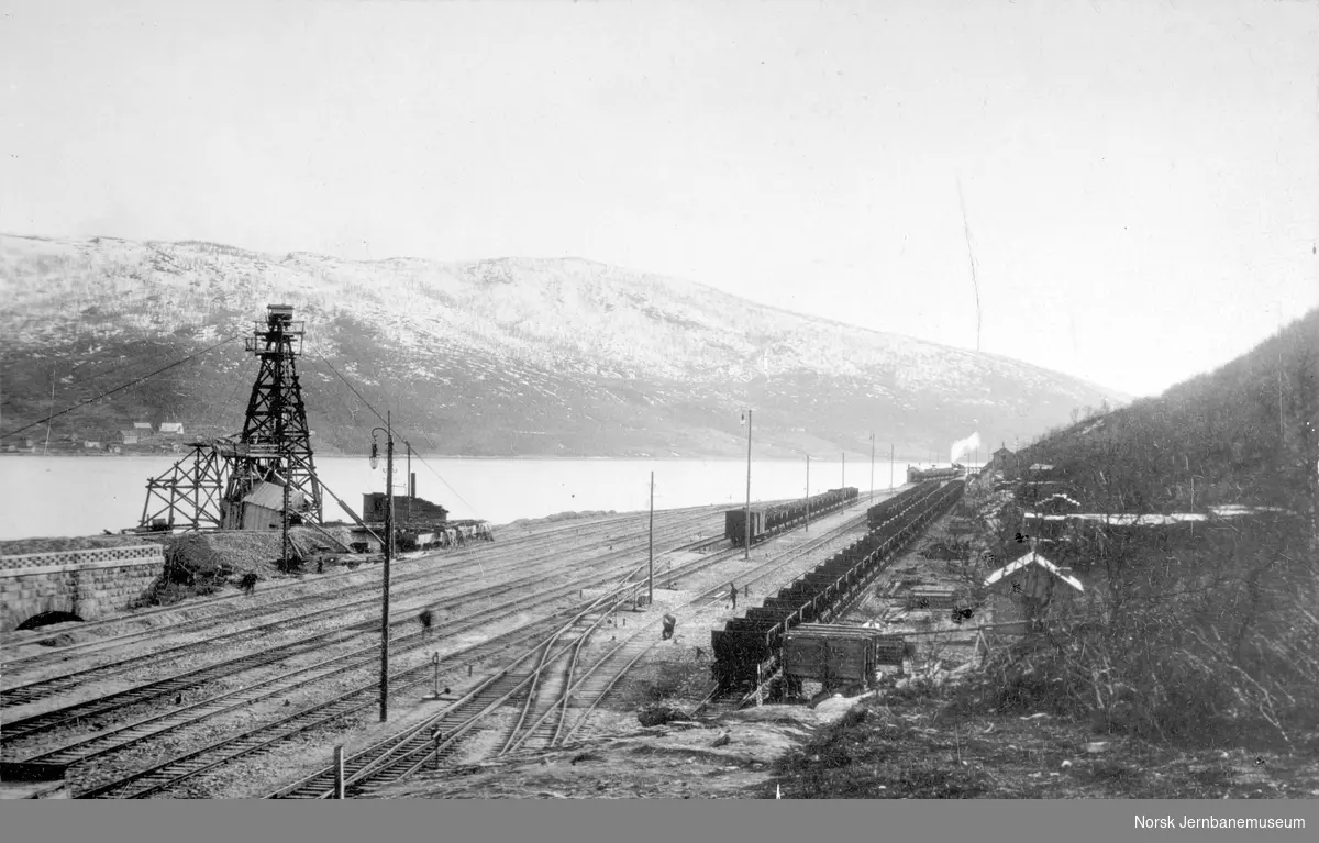 LKABs anlegg i Narvik : lokomotivstall og verksted med malmkaiene i bakgrunnen