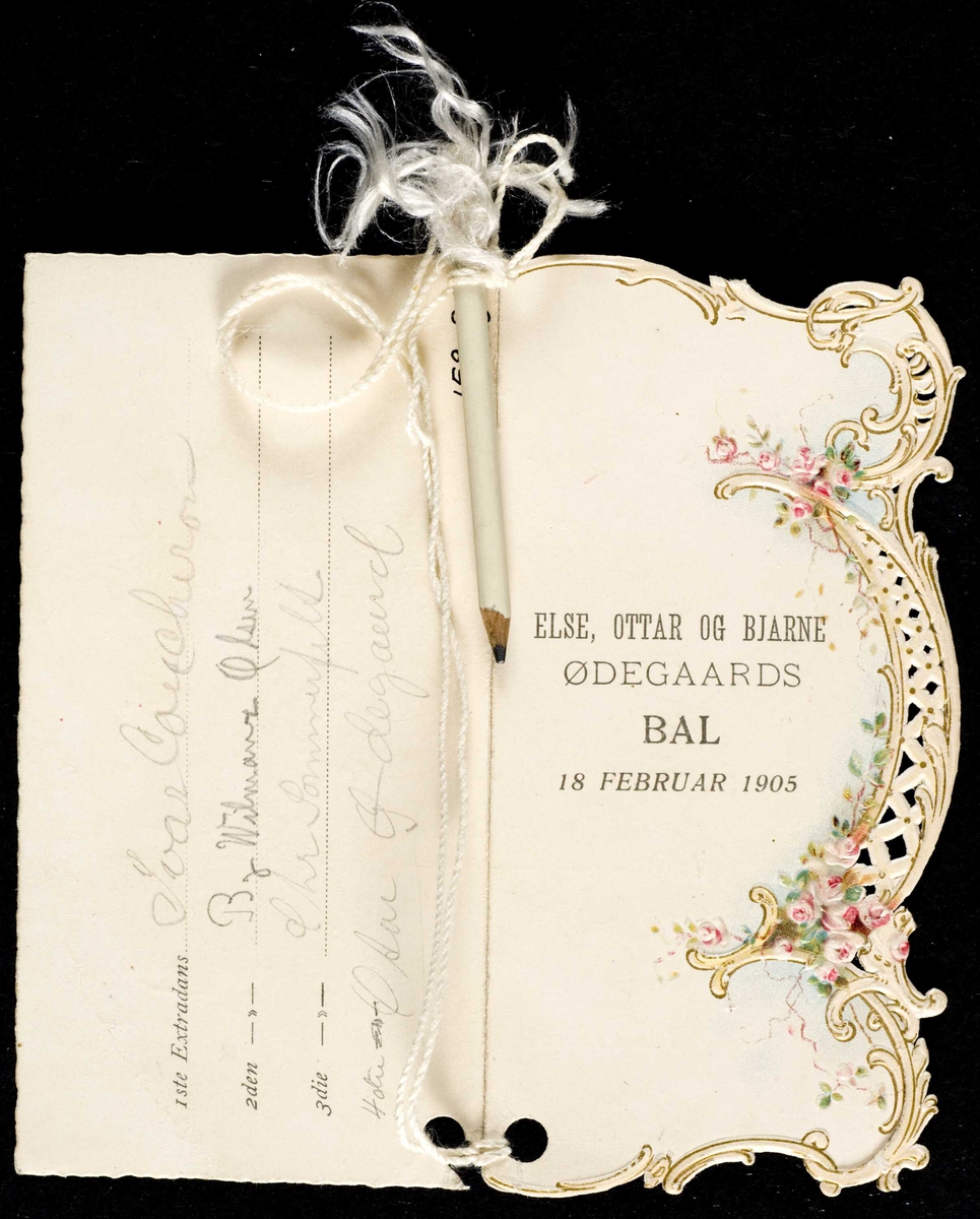 Ballkrt fra 1905 med trykket og gjennombrutt dekor og danseliste inni. Snor med blyant festet til kortet.