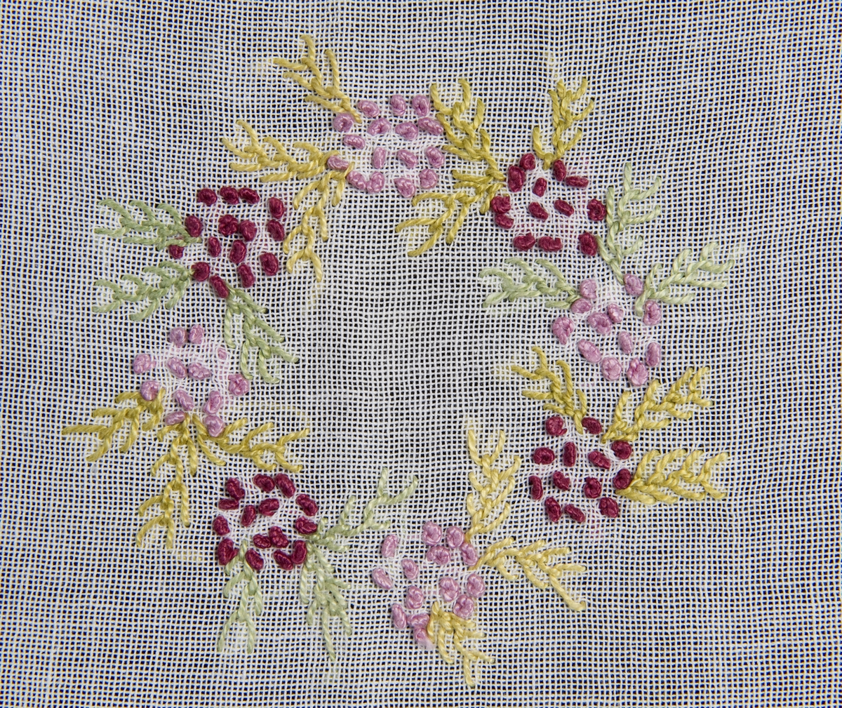 Opprinnelig hvit (skittenhvit) - lin? Blomsterbroderi i gulnyanser, rosa, blårødt og lysegrønt