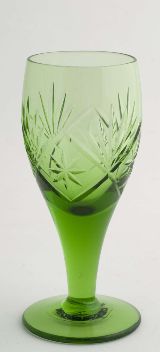 Seks grønne hvitvinglass tilhørende serien "Finn" fra Hadeland glassverk.