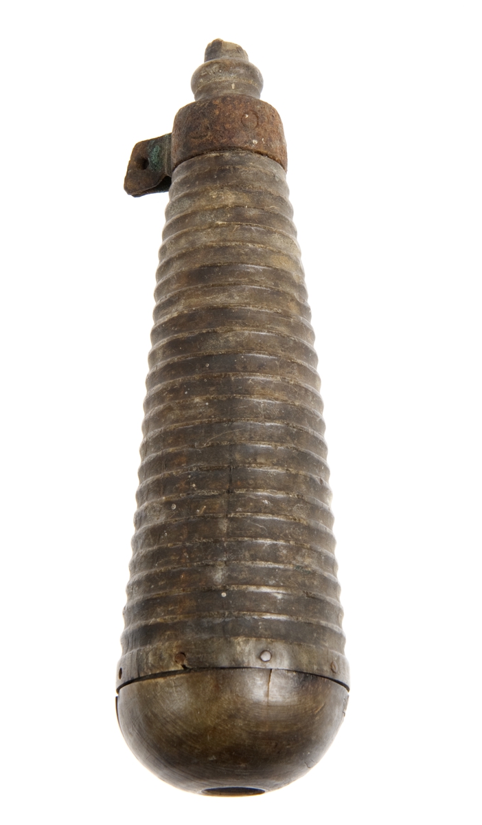 Krutthorn med skålformet bunn i horn og del av lukkemekanisme i jern. Dreid dekor på horn.