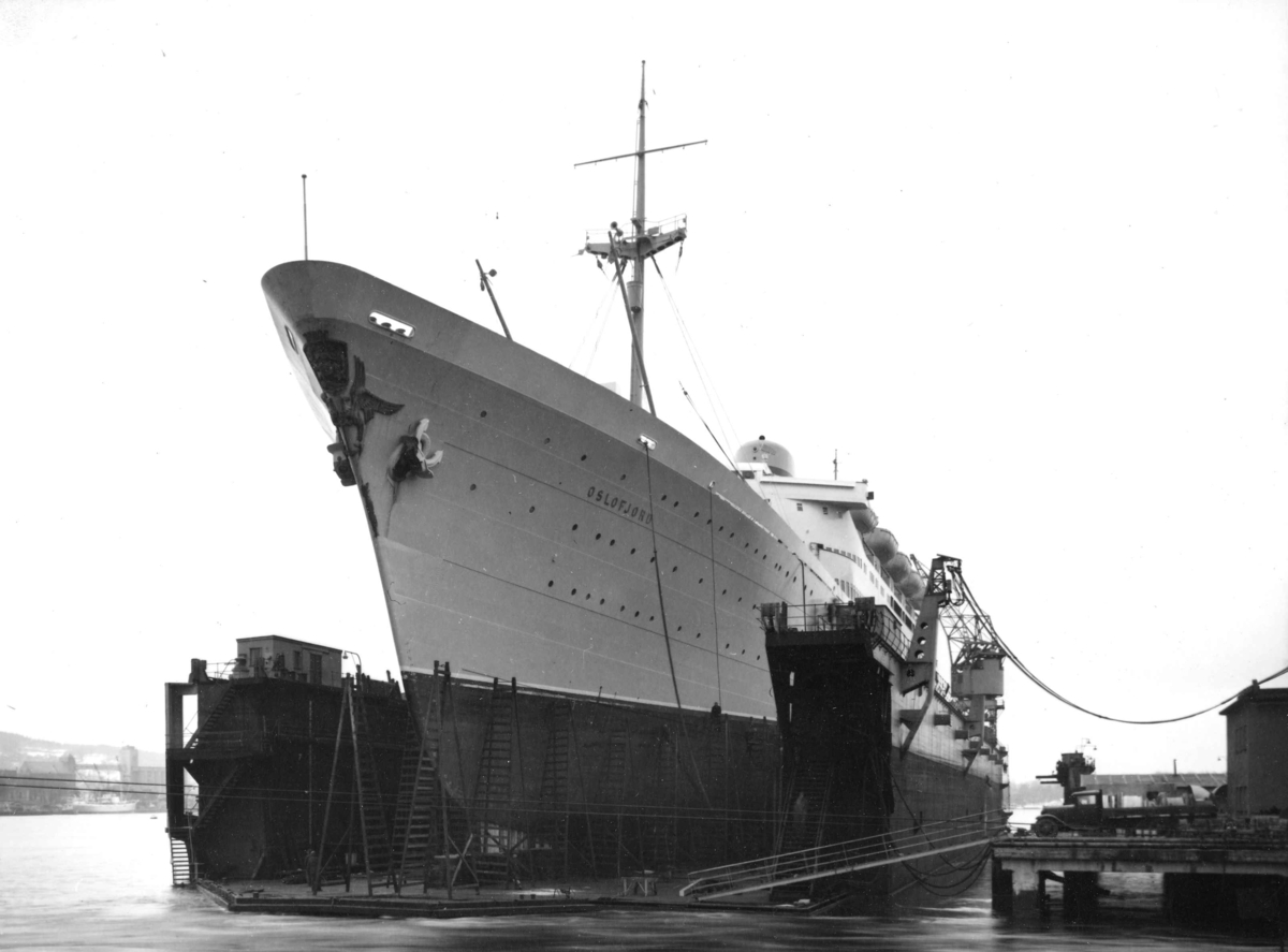  Passasjerskipet "Oslofjord", bygget 1949, i dokk, Oslo havn, antatt 1950.