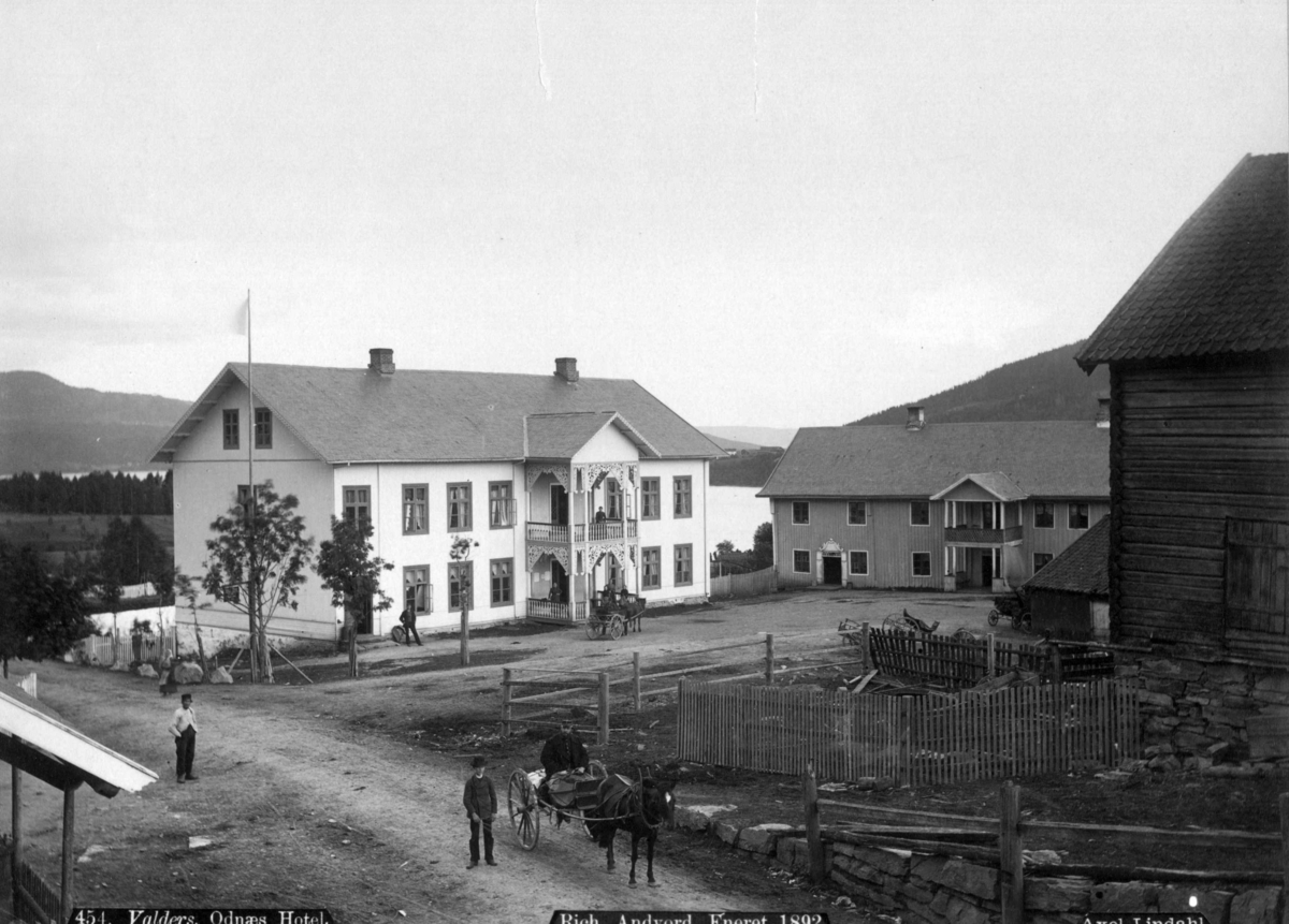 Odnes hotell (bygget 1880) til venstre. De andre bygningene tilhører Odnes gård (Odnes store).