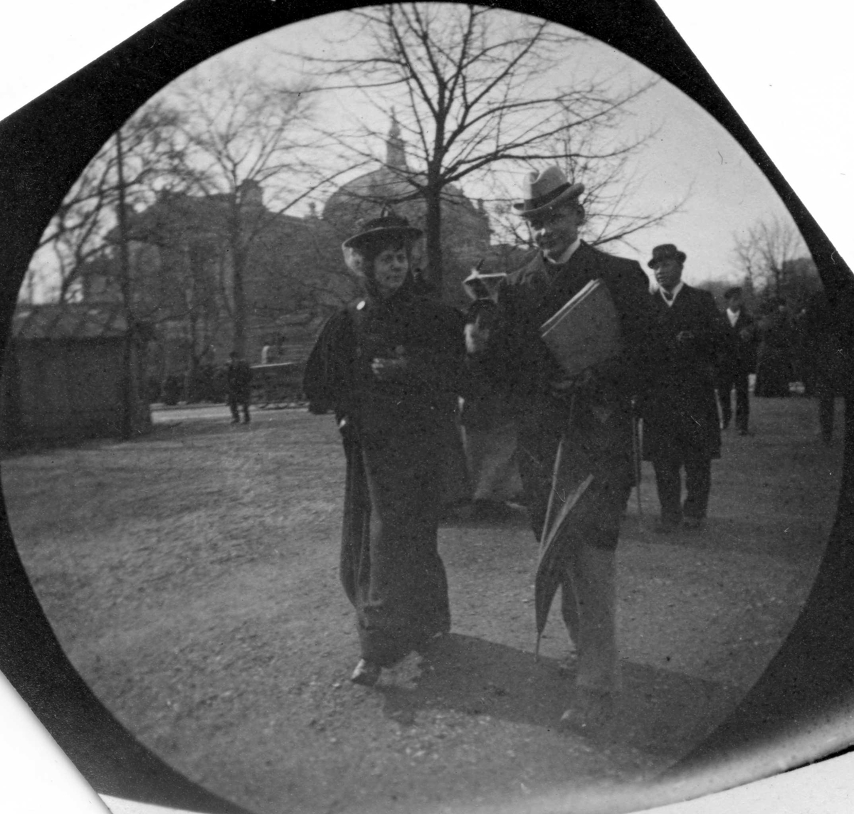 Frk.Baby Kielland, senere fru W. Krag, og stud. med. Niels Heitmann spaserer langs Karl Johans gate, Oslo. med Nationaltheatret bak.