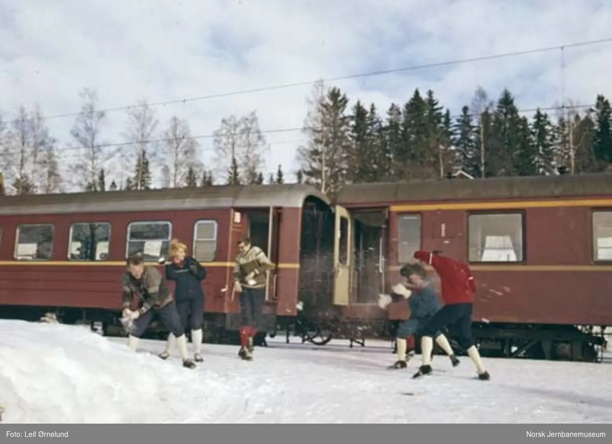 Reklamefoto fra NSB : reisende og personvogner