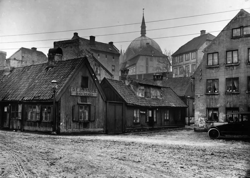 Hammersborg, Oslo. Bebyggelse med blikkenslagerverksted.