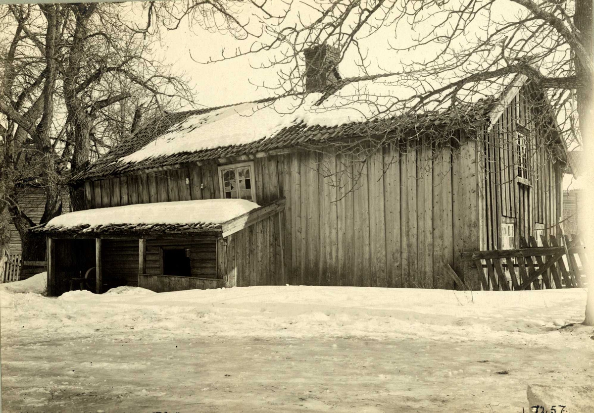 Låke, Nannestad, Øvre Romerike, Akershus. Vindskjevt våningshus mot snødekt gårdsplass.