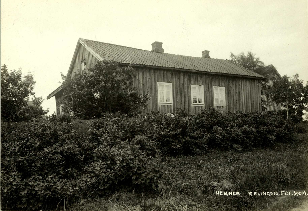 Hektner, Rælingen kommune. Lavt grått våningshus sett fra hagen.