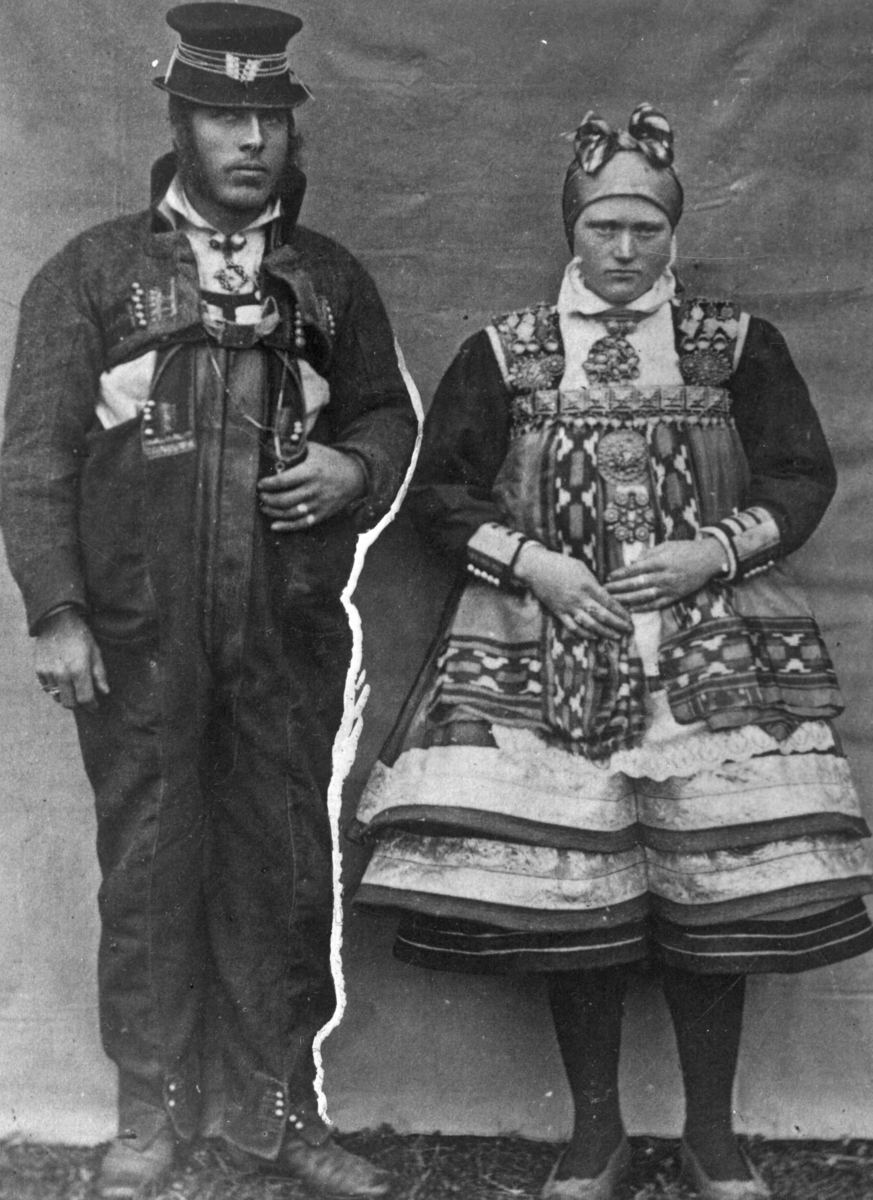 Bryllupsdrakt, Drakt, brudepar. Bildet er trolig tatt rundt 1875 på Nomeland i Hylestad.