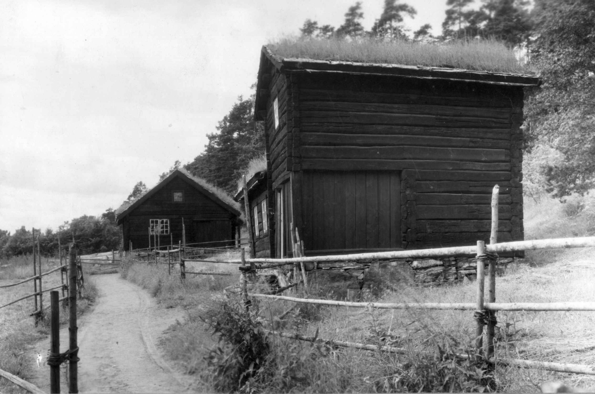 Oppstugu fra Bakarplassen, Mjøen i Oppdal. Fotografert på Norsk folkemuseum, juli 1925.



Juli 1925.
56