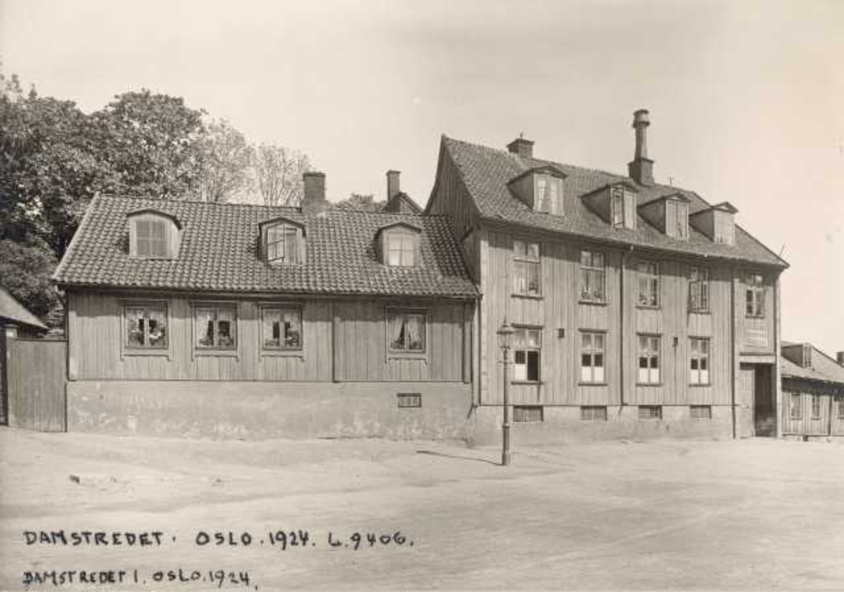 Bolighus i Damstredet 1, Hammersborg, Oslo. 1924. Bilde tatt fra gata.
