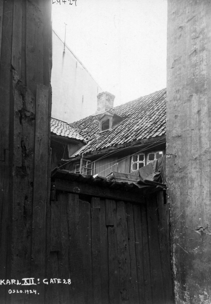 Karl XIIs gate 28, Oslo, 1924. Hus mellom to vegger i bakgård.