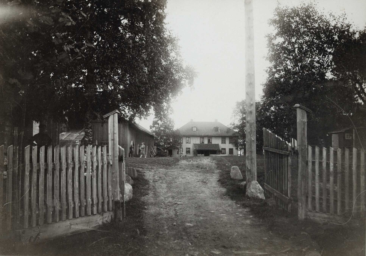 Stalsberg, Skedsmo, Akershus. Hovedbygningen sog ut hus sett gjennom porten.